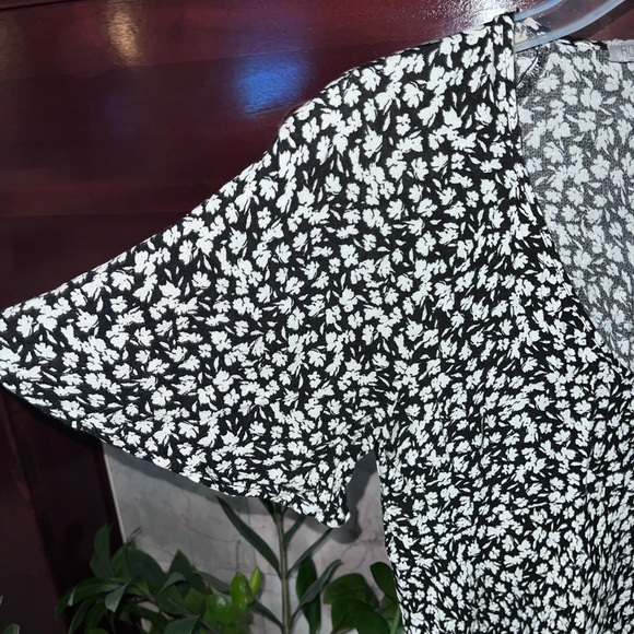 Flowy floral top - Picture 2 of 2